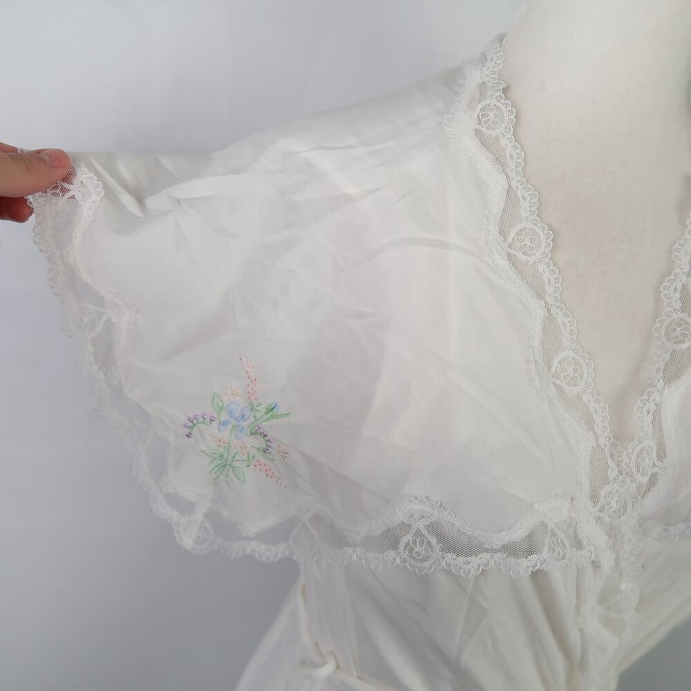 Vintage White Robe - Picture 6 of 7